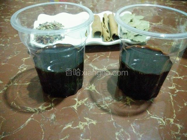 把李锦记的酱油和卤水汁，量好备用！