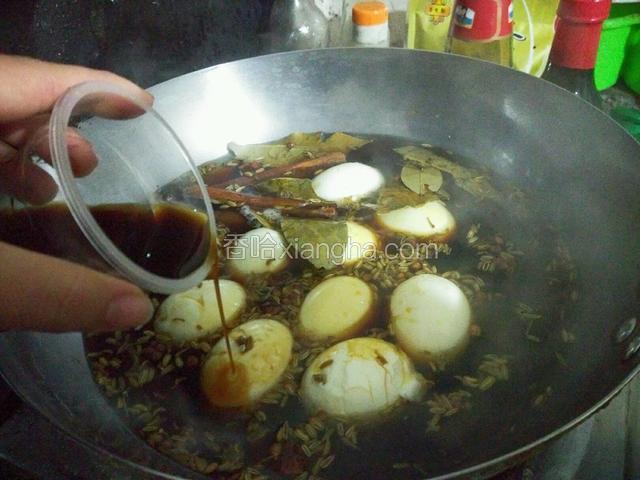 两分钟后倒入酱油