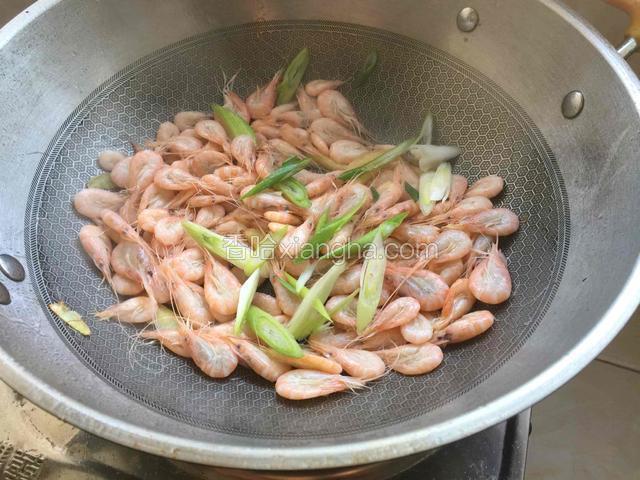 炒至变色加葱入味.加盐翻炒