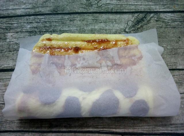 从下面由上轻轻推动开始卷，像卷寿司手法一样，每滚动卷一次就用手轻微用点力压紧一下。