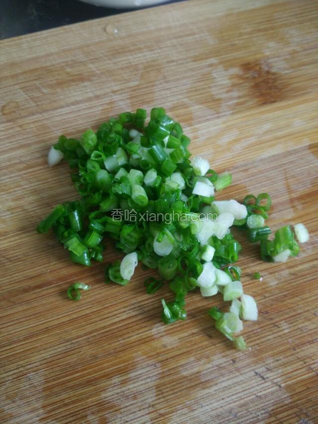 小葱洗净切成葱花