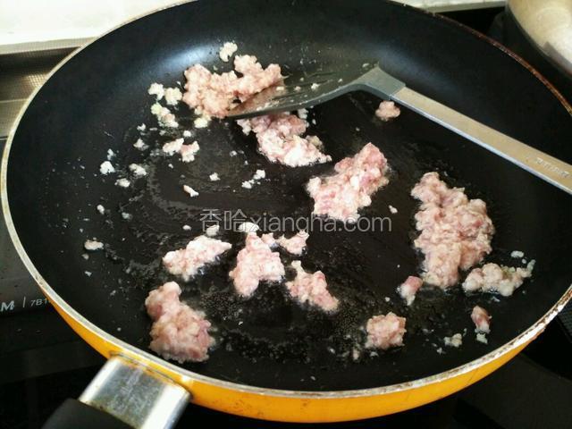 蒸蛋羹的同时准备炒肉糜，锅中加适量油，油热后煸炒肉糜。