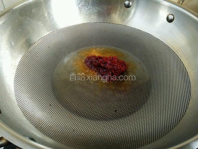 加入一勺红油豆瓣酱，勺子是正常吃饭的勺子。