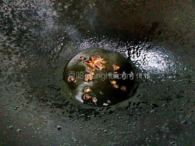 冷锅冷油，下八角和花椒粒，小火熬出香味，花椒粒和八角变色后捞出丢弃，只取油。