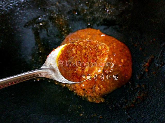中小火熬至汤汁浓稠，像稀粥的状态即可。注意熬好的酱料不要太干，不好刷到饼皮上，太干口感也不好。
熬好的酱料可以装在干净的玻璃容器里，没用完的酱料可以用来炒菜拌面非常好吃，所以可以一次性多熬煮点，密封保存即可。