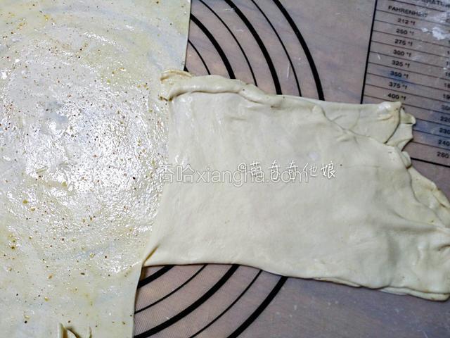 右下角的方块也折叠到中间，如图。