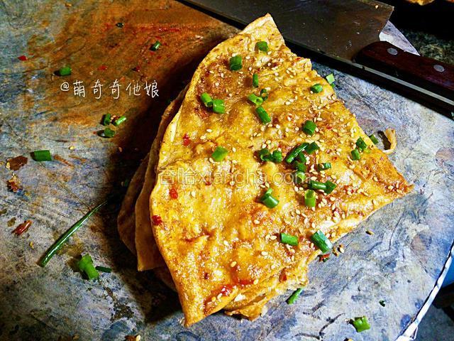 外面吃的酱香饼都是装纸袋然后用牙签插着吃的，所以我们也这样吧，原样复制过来。
先切个十字成三角形，再切个十字成方块。