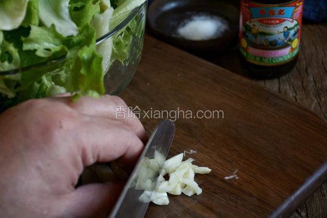 生菜洗净控干水，蒜切成蒜茸。