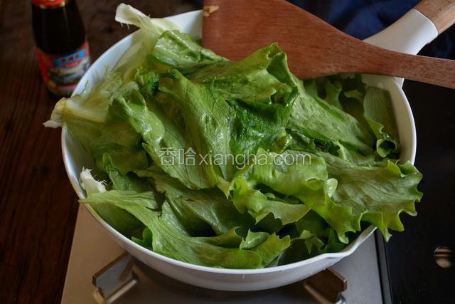 放入生菜大火快炒。