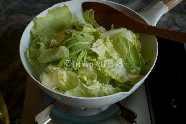 放入包菜大火翻炒。