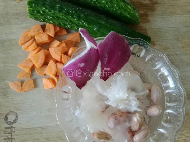 首先准备好全部食材；