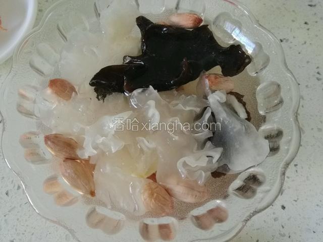 温水泡发银耳、花生米、20分钟后洗净；