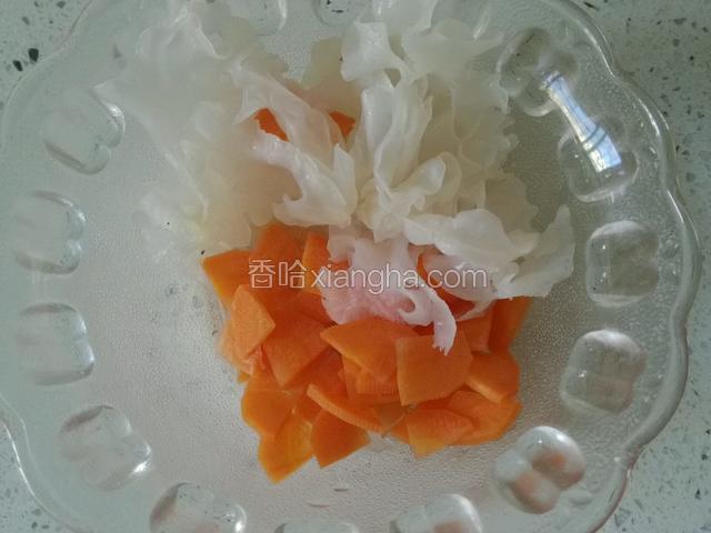 红萝卜切片儿后焯水3分钟，银耳焯水2分钟，捞出控干水分，紫皮洋葱切成小粒儿；