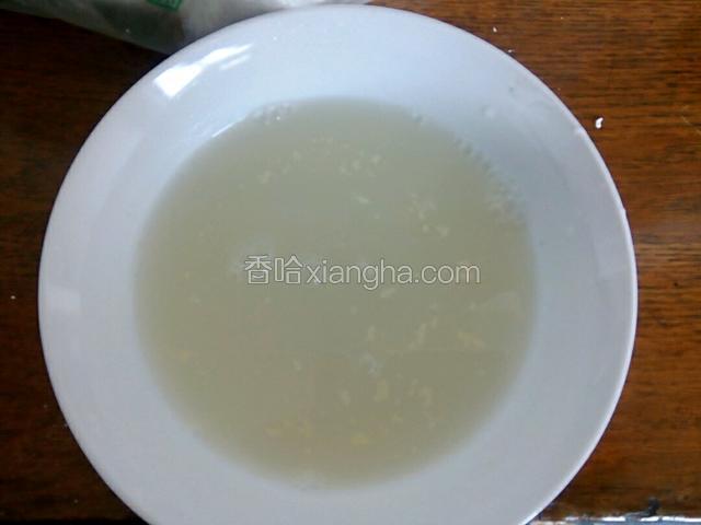 温水化开酵母，静置一会