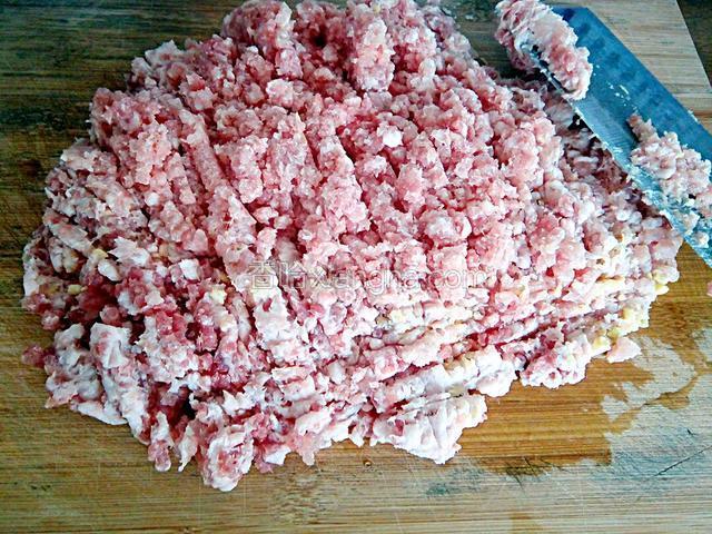 肉加一点姜剁碎