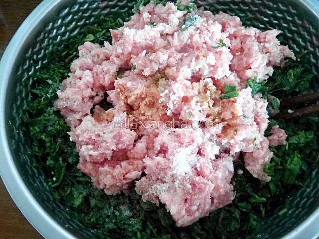 肉末放入荠菜里，加多一点油，盐，李锦记酱油，搅拌