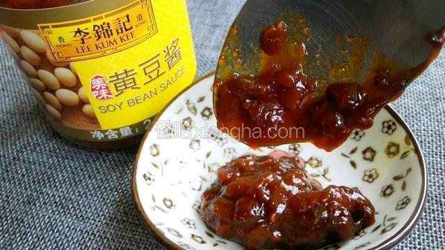 “李锦记美味黄豆酱”盛到小盘里，将小盘放入盛蔬菜的盘中