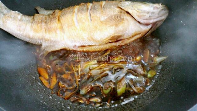 再调入李锦记天成一味特级鲜酱油、老抽、料酒、醋、糖。