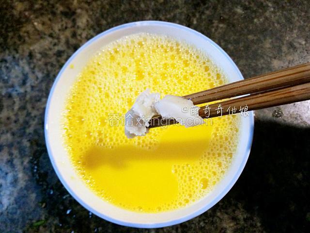 再用筷子挑一点猪油加入搅匀，搅匀后表面会有很多泡泡。
猪油可加可不加，浙江那边蒸水蛋喜欢加点猪油提香，也是我从小吃到大的口味。