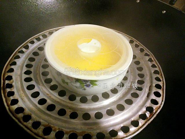锅中提前加水烧开，我一般直接倒入开水比较方便。
过滤好的蛋液用耐高温保鲜膜包好，或者跟我一样用盖子或盘子倒扣盖上均可，防止蒸的过程中水汽进入碗里。
盖好后放入烧开水的锅中，隔水中火蒸8-10分钟即可，具体时间根据你家选的碗的厚度决定。