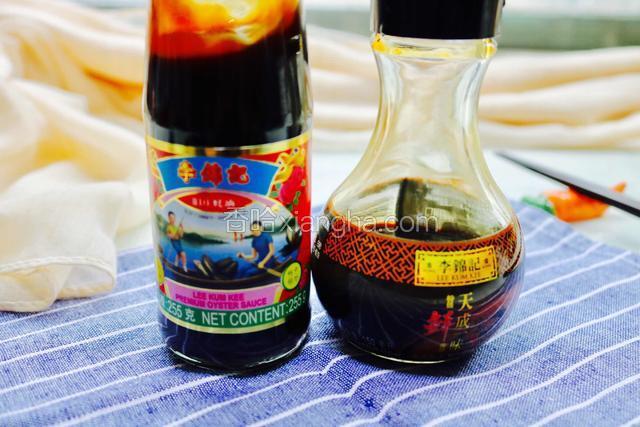 准备李锦记天成一味鲜酱油和李锦记蚝油。