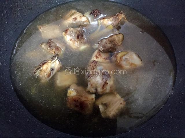 加入清水，没过排骨即可，大火烧开后转中小火炖煮40分钟