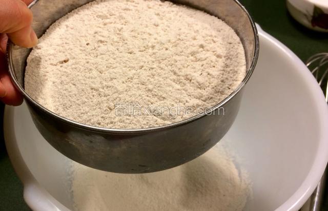 将面粉、泡打粉和可可粉过筛，再加入食盐和糖搅拌均匀，待用；