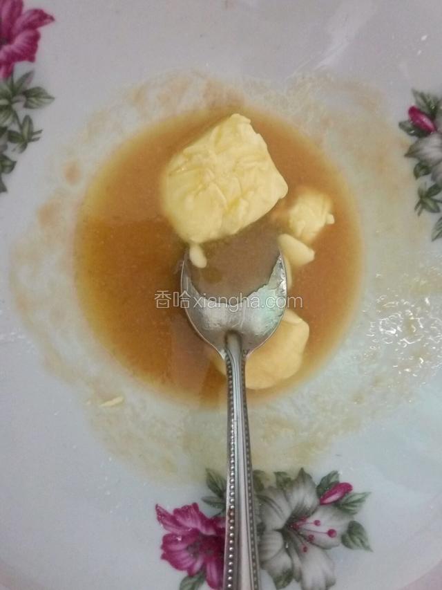 黄油，炼奶微波1分钟融化加入糖粉拌匀