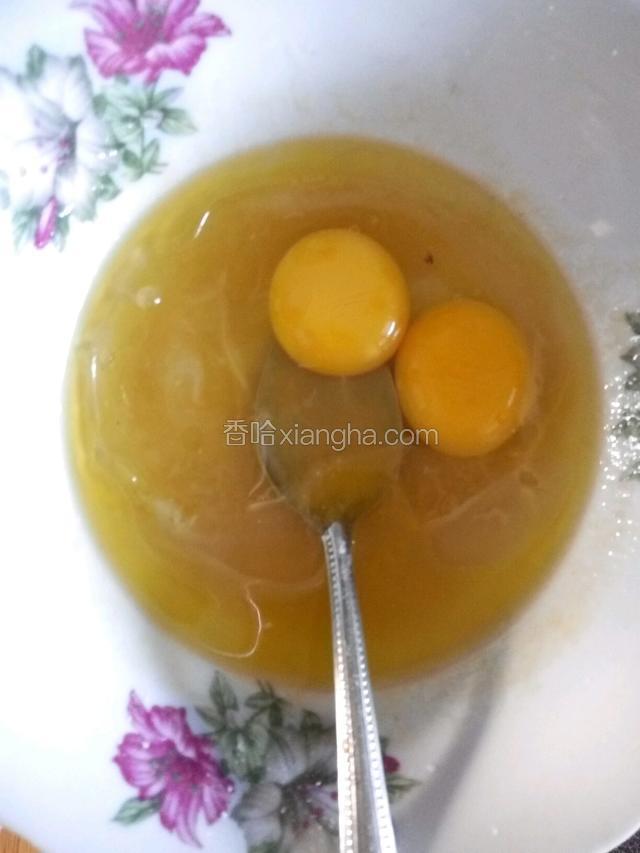 加入蛋，牛奶拌匀