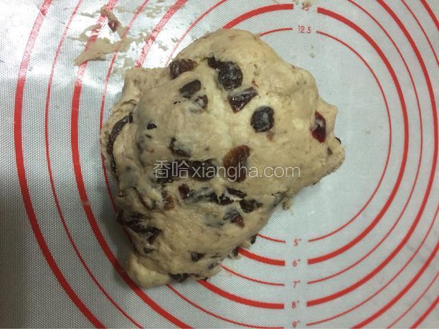 再加入黄油和蔓越莓葡萄干进行揉面。我每次都用手掌大力揉15-20分钟。实在揉不动的时候就用摔的。