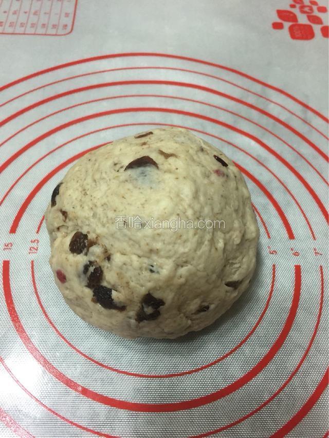 揉好以后盖上保鲜膜进行发酵。我家烤箱没有发酵功能，所以我每次都是把烤箱温度调到35度。一个小时。这样发酵出来的也好棒。烤箱里记得放一碗热水。