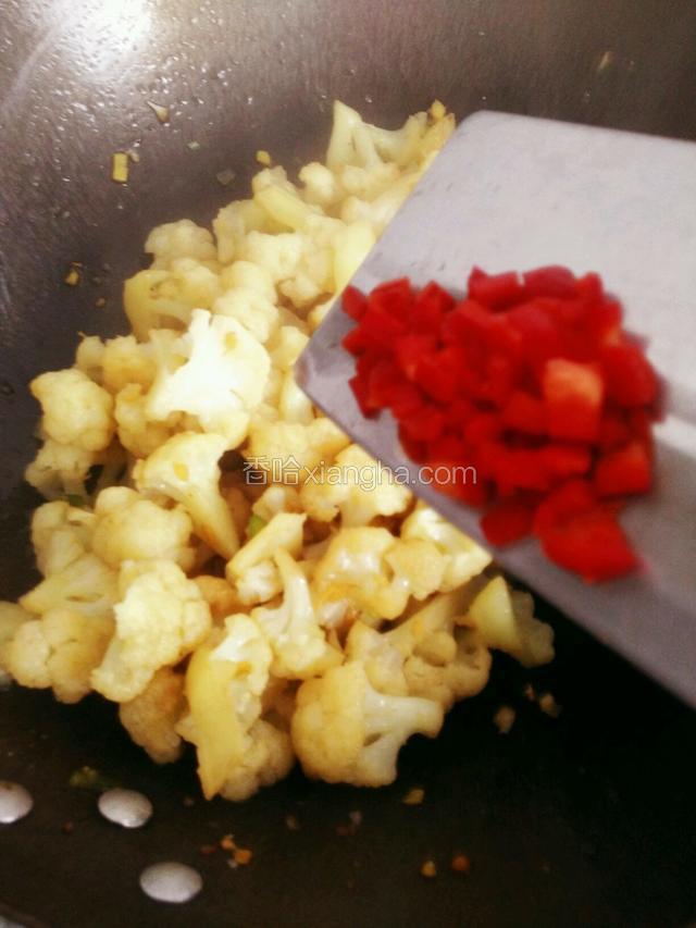 加入灯笼椒粒翻炒均匀