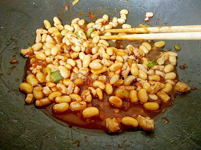 直接翻炒完成后收汁关火即可。