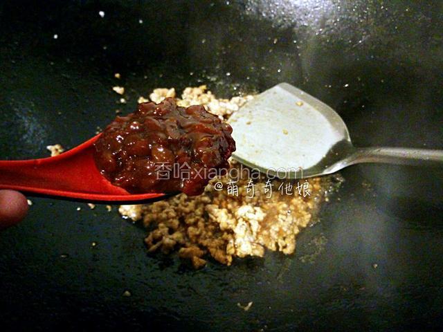 加入一勺黄豆酱炒匀。