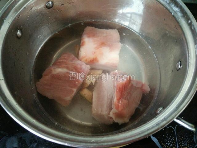 将五花肉切成块，加姜片凉水到锅中烧开去浮沫。