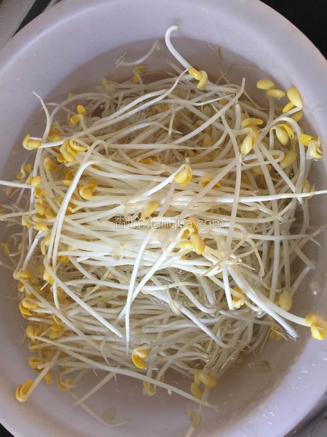 豆芽泡水洗干净.沥水备用