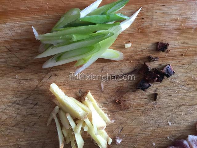 准备配料葱姜八角备用