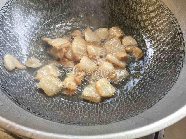 将油热锅加入肥肉小火慢慢练出油出来.要不然太肥.将多余的猪油盛出来
