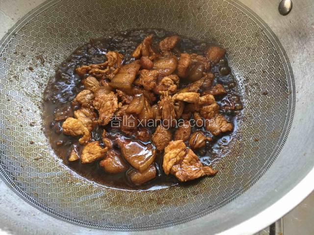 加瘦肉翻炒变色加李锦记酱油上色.加八角.加盐加生姜