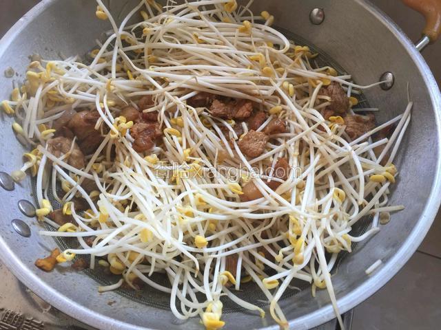 加入沥水的豆芽.翻炒均匀