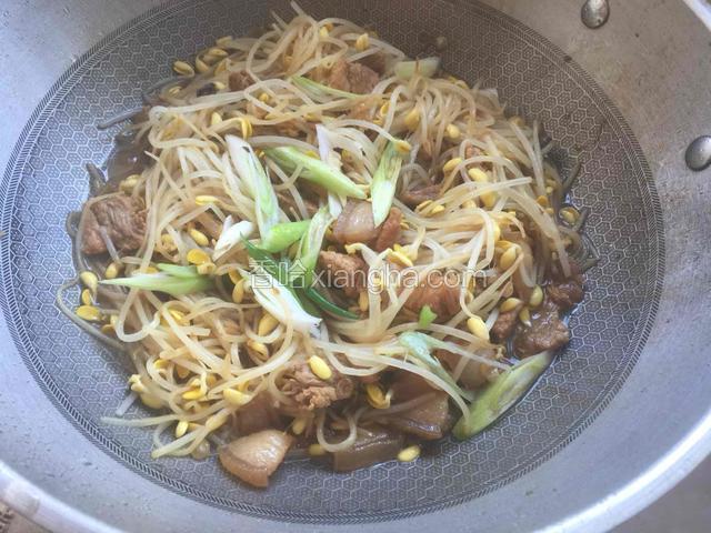 炒至豆芽软了之后加适量的水加葱段.大火烧开小火慢炖7、8分钟.不喜欢豆芽太软的可以时间短一点.