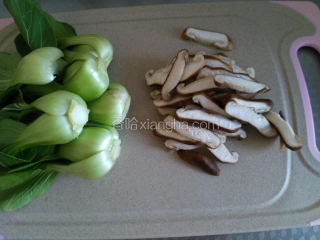 油菜洗净，香菇洗净去把切片。