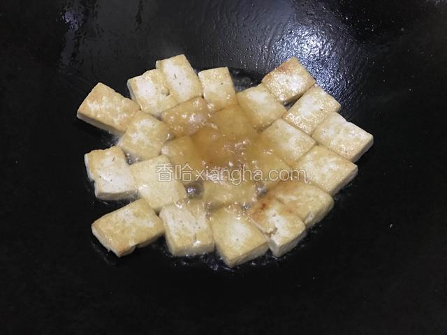热锅冷油放入豆腐煎至两面金黄盛出