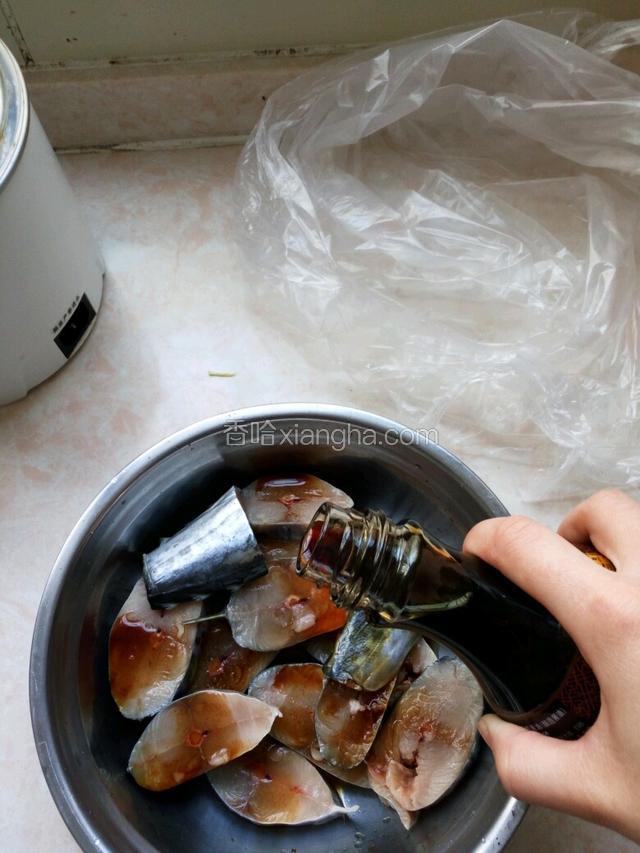 加入适量李锦记特极鲜酱油和醋、盐、料酒后腌一个小时