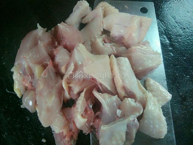 鸡肉洗干净切块。