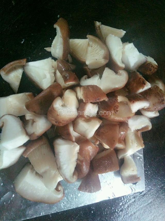 香菇洗干净切成大小差不多的样子。