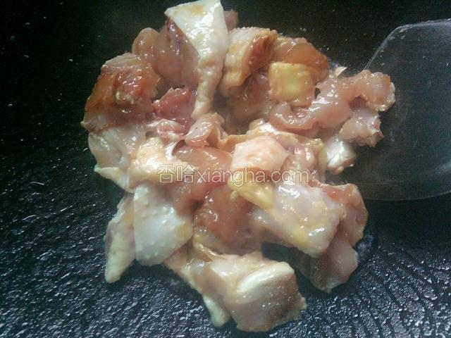 放进鸡肉翻炒几下。