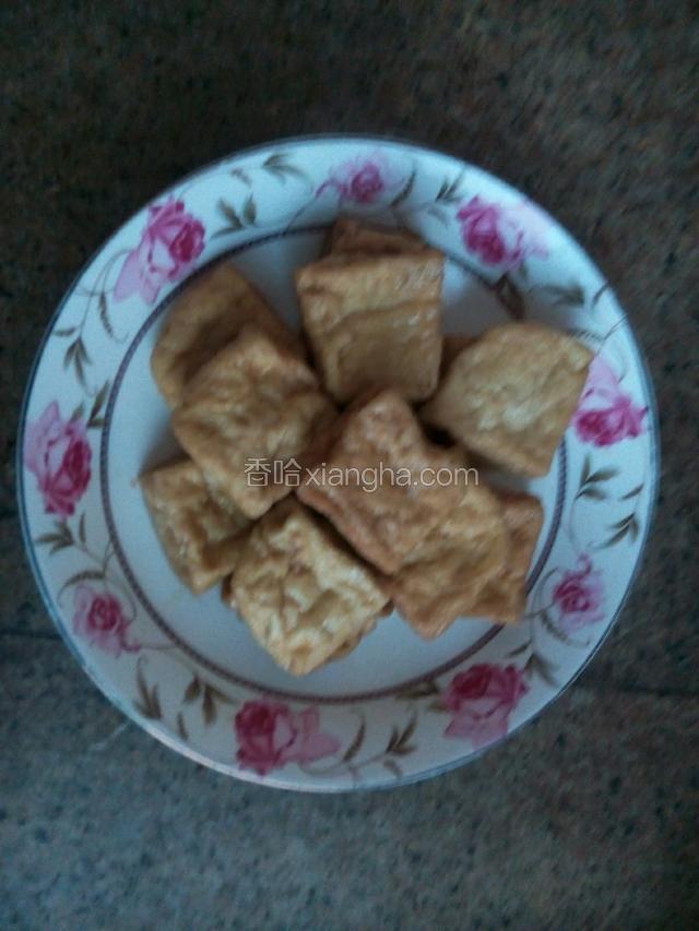 豆腐块煮至入味，捞出，
锅里卤汁大水收汁，