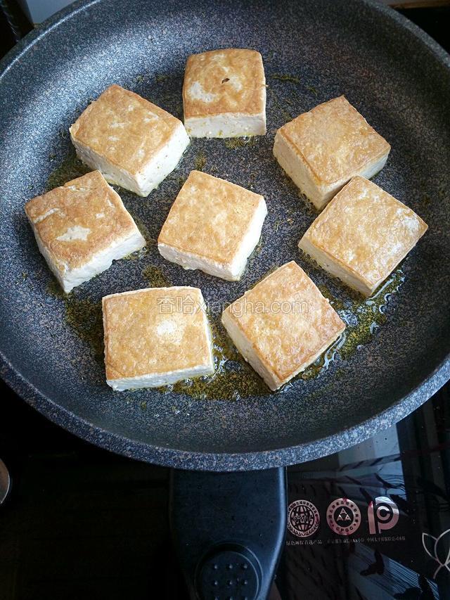 小火煎至底部微黄，用锅铲和筷子配合然后轻轻翻面煎另外一边。