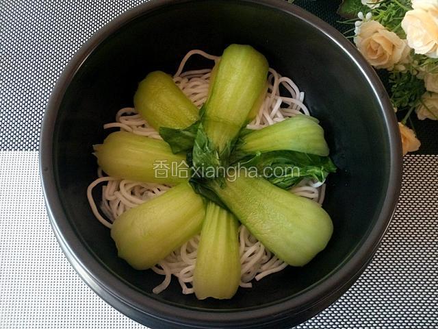 砂锅底部放上土豆粉和油菜，随意放自己喜欢的菜品。